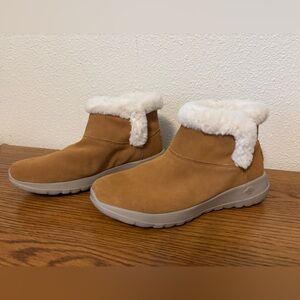 Skechers tan suede boots with faux fur lining,and Goga mat air cooled insole.